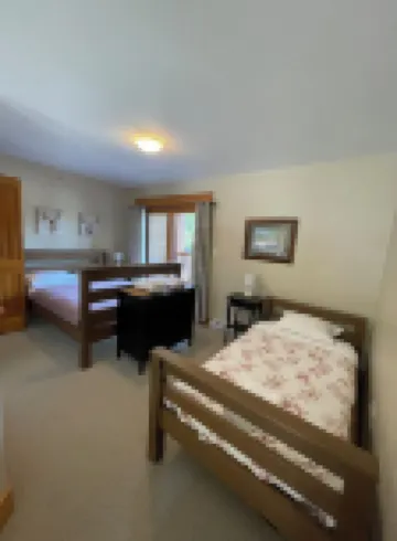 Red Mtn views, Ski/bike in,  2 bed, 2 bath condo. Fireplace!