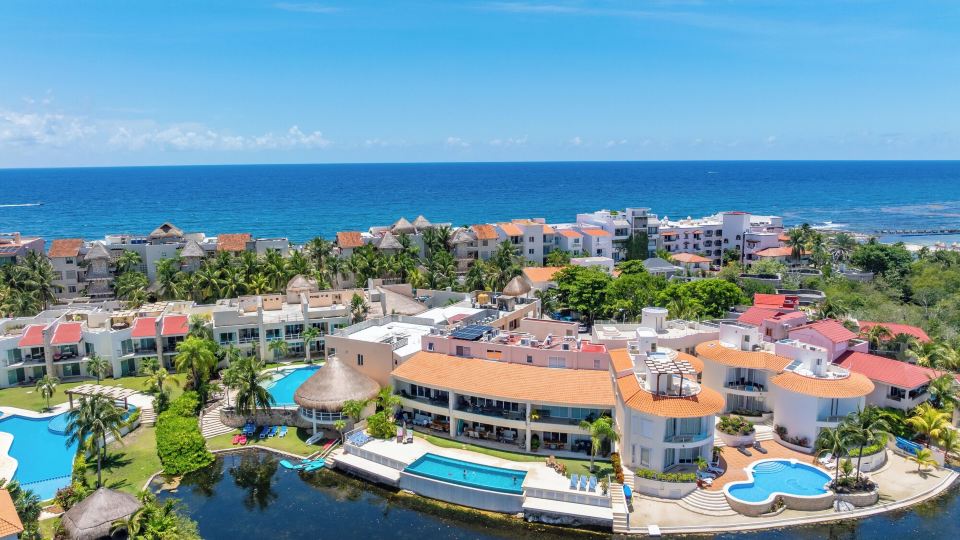 Lagoon Front Infinity Pool Paddleboard and Fun Puerto Aventuras
