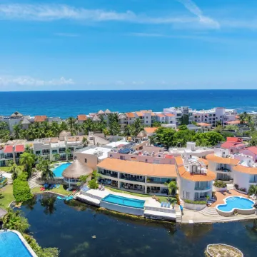 Lagoon Front Infinity Pool Paddleboard and Fun Puerto Aventuras