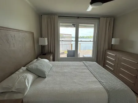 Quiet lakefront condo with the best views on Prestwood lake. Отели в г. Дарлингтон Каунти