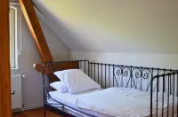 Complete guesthouse on the Finow Canal (former school from 1875) for 12 people