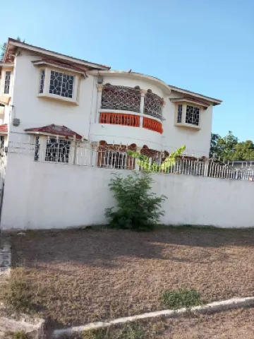 Spacious 5-bedroom estate in serene Spanish Town with WiFi, AC Hotels in 