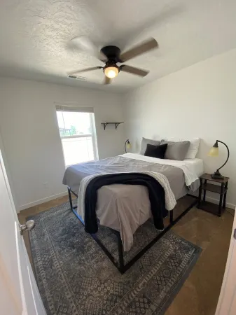 This 3-bedroom home is a hotspot for events, weddings and The Ford Idaho Center! Отели рядом с достопримечательностью «Парк Ротари Понд»