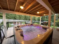 Fun cottage with hot tub, pool table, game room, and a huge deck. فنادق في Roberts Creek