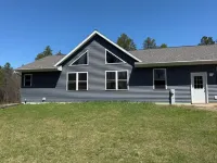 4-bed Cabin- ATV/UTV trail access from the driveway with a bar/covered patio