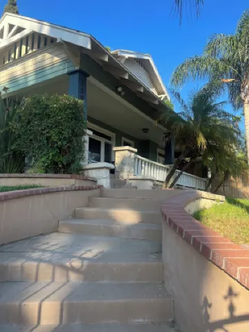 Cozy one of a kind 1910 bungalow -Wifi private . All close to RCC and UCR>