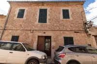 Large Village Home in Alaro with pool and easy access to all of Mallorca Hotel a Alaro