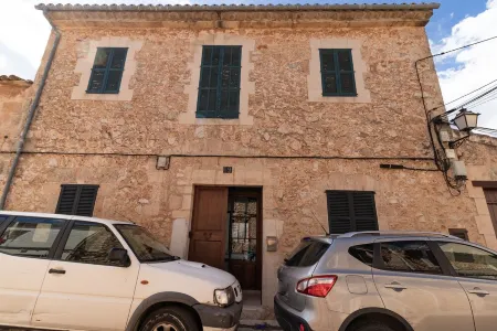 Large Village Home in Alaro with pool and easy access to all of Mallorca Отели рядом с достопримечательностью «Mallorca Fashion Outlet»