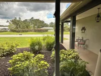 Comfy Coastal! 2 BR, pet friendly, caged pool, fenced yard. Quiet safe Bradenton - สระว่ายน้ำส่วนตัว