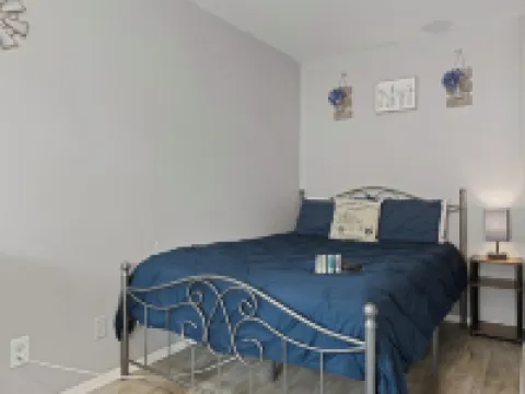 Rustic Spacious Studio/Aurora area/Sleeps 2/Pet Friendly/FREE WI-FI & Parking 奧羅拉酒店