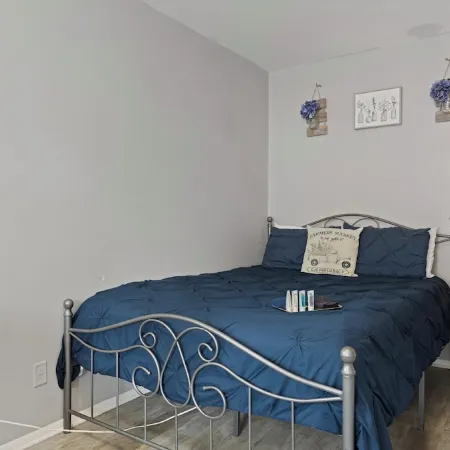 Rustic Spacious Studio/Aurora area/Sleeps 2/Pet Friendly/FREE WI-FI & Parking