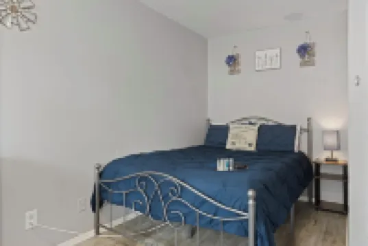 Rustic Spacious Studio/Aurora area/Sleeps 2/Pet Friendly/FREE WI-FI & Parking