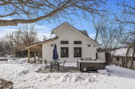 CHARMING RETREAT! Over-looking Lake, Hot tub, WiFi, AC, Nearby Walking Trails