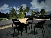 Welcome to your lakeside sanctuary, a picturesque 5-bedroom villa . 모라투와 호텔