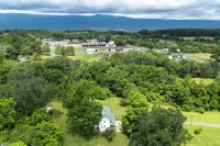 Super Cozy 5 Acre Farmhouse in Luray - Close to Everything Hotels in Luray
