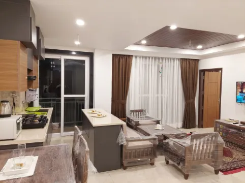 HOP stays Shimla - Luxury 2BHK {Free Parking + Lift + Caretaker + Terrace + Pet}