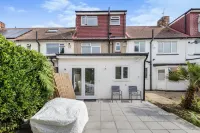 Spacious 4 bedroom very close to train station and town centre