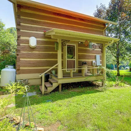 Riverside Cabin Near West Jefferson!