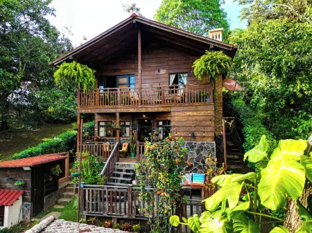 Charming 2-bedroom cabin in private condominium Отели в г. Салькоатитан