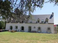 Apartment on the ground floor of a superb farmhouse in a landscaped park. You will be there alone