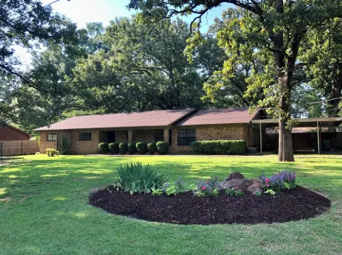 Beautiful Studio w Full Kit, W/D, Covered parking, Close to Shopping/Restaurants