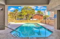 Beachy Decor and Fully-Stocked Kitchen - Stunning Ocean View Retreat 머틀비치 호텔