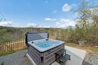 Mountain Views and Hot Tub - Stunning Cozy Getaway
