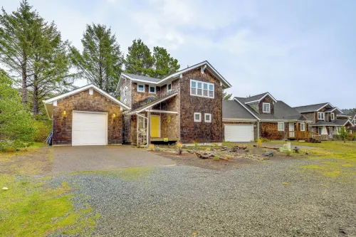 Rockaway Beach Home w/ Hot Tub: 4 Blocks to Beach! - Parking