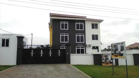 Queen-sized 2 bedroom Apt near Accra @ Victoria Grand apartments Отели в г. Тайфа