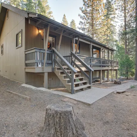Arnold Cabin Near Calaveras Big Trees State Park!