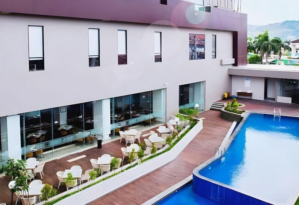 호텔 수니 아베푸라의 야외 수영장 이미지