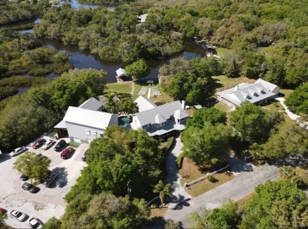 Shangri-La ♛ Private Waterfront Resort Sleeps 30 • 3 Acres •Mega Pool•Game House