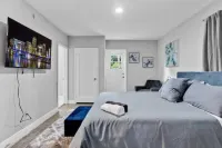 427 NE 107th Studio · 6BR 3BA 7 Beds Pool Parking 2 Kitchen