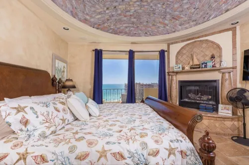 Luxurious 2-Story Oceanview Penthouse w/PVT Hot Tub/Theater Room120” 4K screen