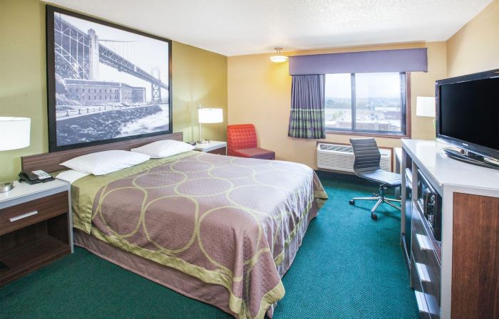 Super 8 by Wyndham Van Buren/Ft. Smith Area