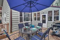 Deck & Fire Pit: Cozy Pocono Mountain Home - Kylpylä