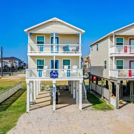 Walk to Shore & Eats: Surfside Beach House