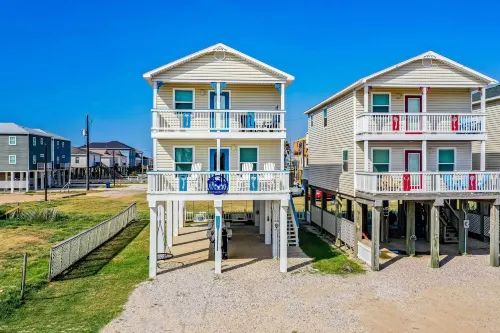 Walk to Shore & Eats: Surfside Beach House - WiFi
