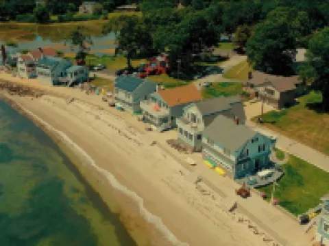 PRIVATE BEACH: BEACHFRONTS & BALCONIES @ NIANTIC W/ 6 QUEENS Hotels in Niantic