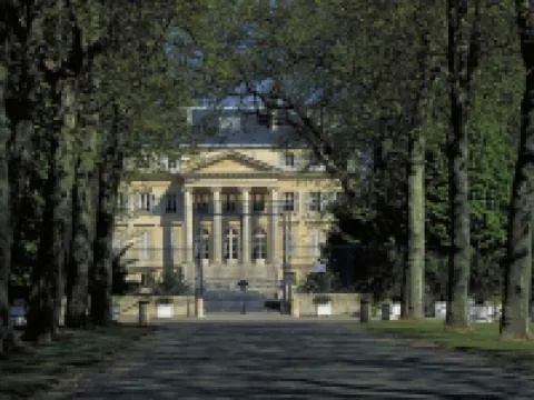 ไอบิส บอร์โด ซองทร์ การ์ แซ็งฌ็อง โรงแรมใกล้L'Eglise Sainte-Croix