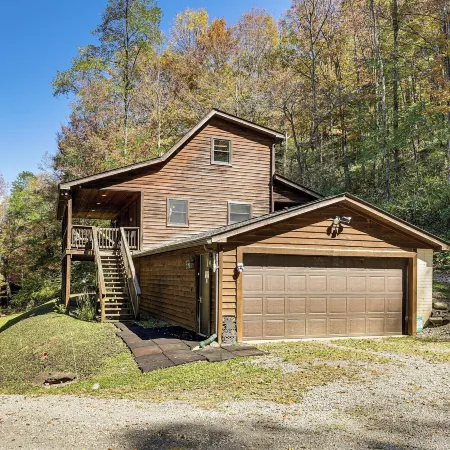 3 Mi to Snowshoe Resort: Cabin w/ Hot Tub
