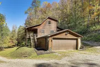 3 Mi to Snowshoe Resort: Cabin w/ Hot Tub - Wi-Fi