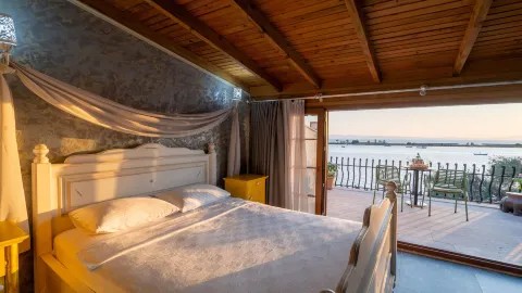 Ra Otel in ไอวาลิค