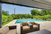 Walk to Beach: Getaway w/ Pool in Naples! - Wifi
