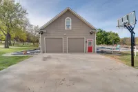 13 Mi to Dtwn Mckinney! Family Getaway w/ Pool - Country Houses