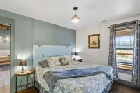 Brown Co, Hot Tub, King Bed, Sleeps 10, Bumper Pool, 5 Smart TVs Firepit, Grill