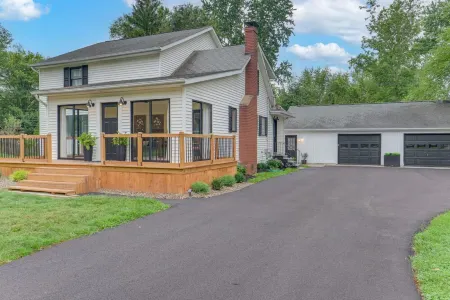 Newly renovated retreat near lake access and Vincent Williams Winery
