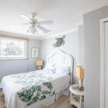 Salty Kisses Seaside Condo just steps to the beach and fishing pier