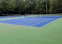 Poconos Getaway with Hot Tub & Fire Pit /Close to Attractions, Fun for Everyone! Hotel a Tunkhannock Township