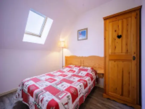 4 Rooms for 10 People